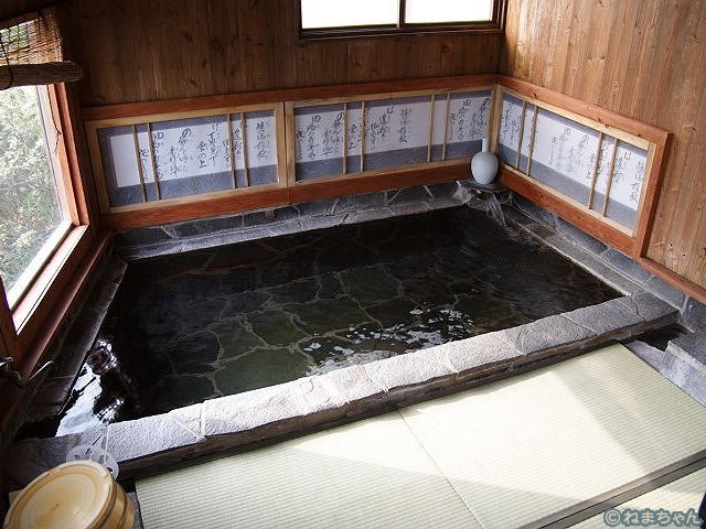 「わいた山荘」内風呂