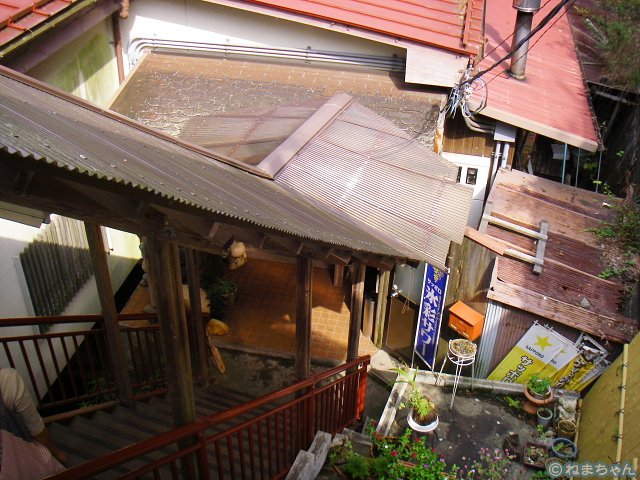 「山鳩湯」入口への階段